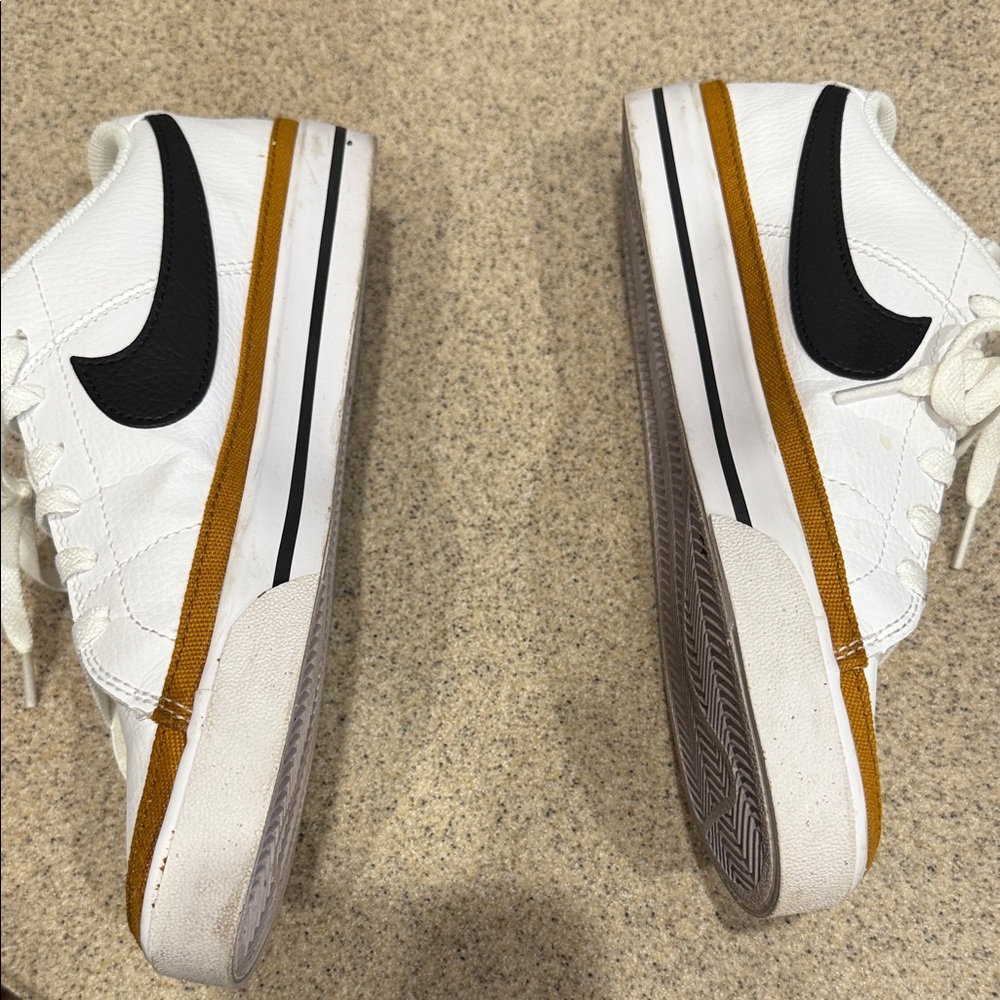 Women’s Nike Court Legacy - Picture 3 of 5